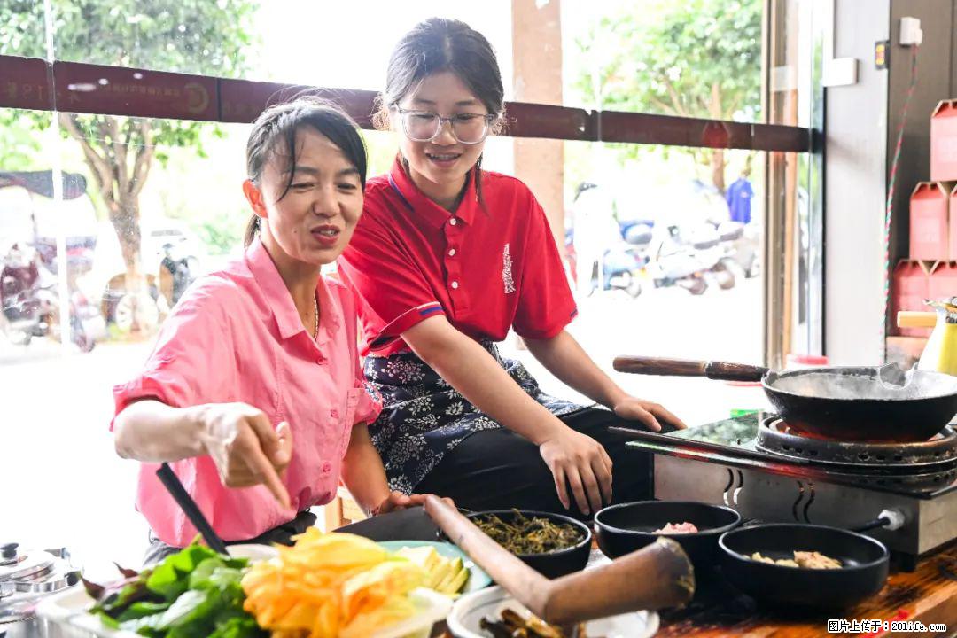 全网追的“扁担女孩”,找了一份暑假工,时薪12元 - 咸宁生活资讯 - 咸宁28生活网 xianning.28life.com
