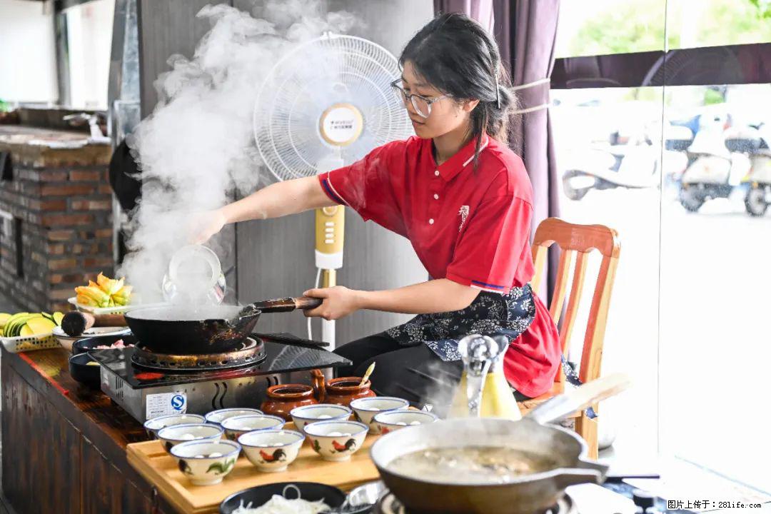 全网追的“扁担女孩”,找了一份暑假工,时薪12元 - 咸宁生活资讯 - 咸宁28生活网 xianning.28life.com